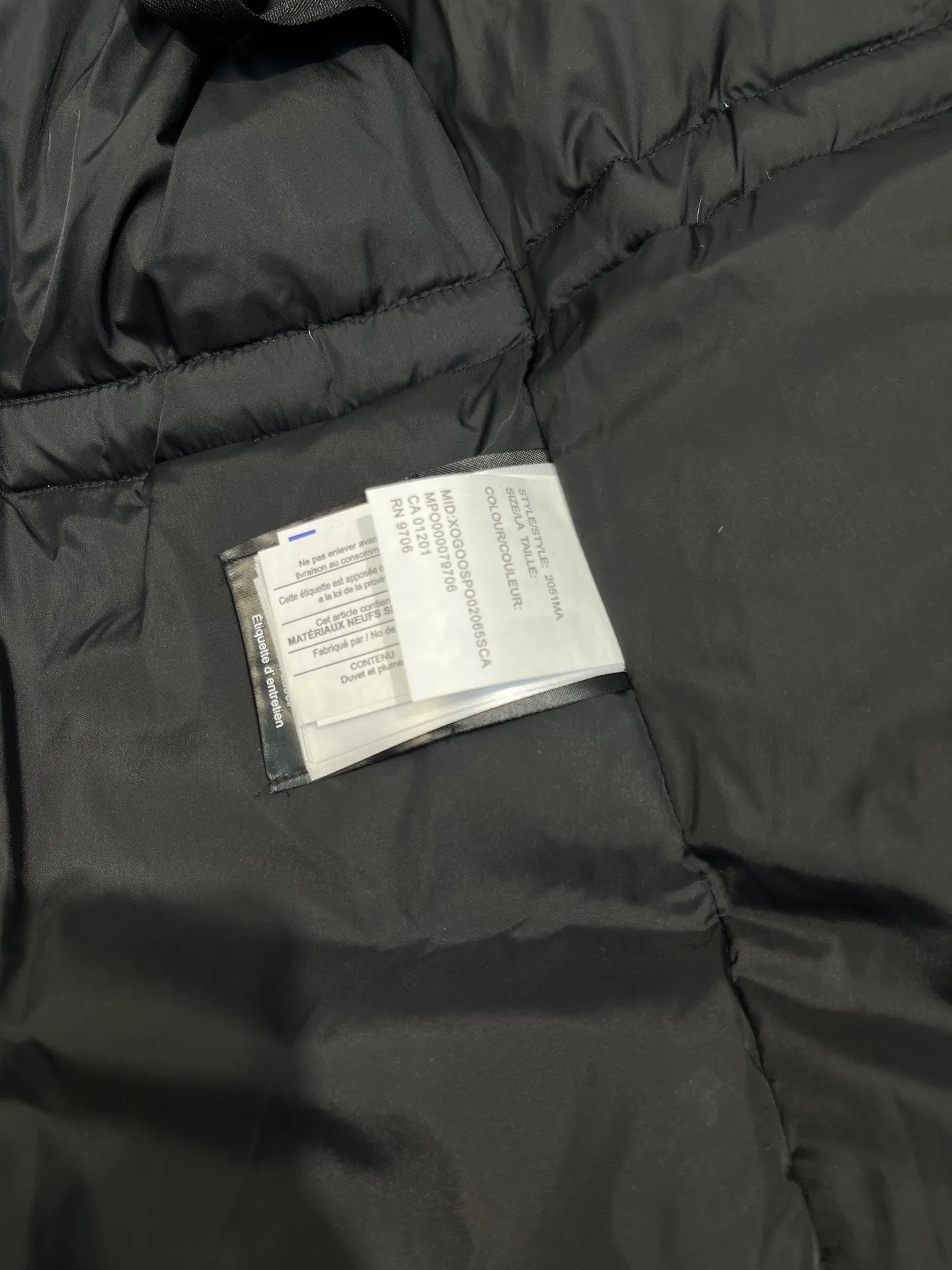 P840 Canada goose🌟 Canada Goose 07 models All in stock, 6 colors, I will never stop stocking this winter All original factory customization All details strictly required have been corrected since the beginning of this year Detachable fur collar! The workmanship and wiring are very straight! A big goose is enough for a winter. Size: 1. 90% white duck down from a conscientious manufacturer (some people brag about their own goose down, please search it on your own. Goose down is warmer and less fluffy than duck down, so good down jackets are all white duck down. There is no such thing as white goose down) 2. Upgraded fabrics with moderate hardness, waterproof, windproof and anti-fouling (Arctic Tech fabrics imported from South Korea are not comparable to fabrics dyed by some small workshops) 3. YKK No. 10 authentic zippers (Japanese customized YKK zipper, silky smooth, not stuck, officially designated) 4. Western Canadian wolf hair (Wolf hair is divided into eastern, central, and western. Western wolf hair is light in color, dense, and has good thermal insulation effect. It is the genuine Canada Goose grade) Let’s analyze and explain some details of the production 1. First, sew the liner and then fill it with down (some small factories and small workshops first fill it with down and then sew) Why? The technology is not up to par and the hardware conditions are not enough! ! ! For this step alone, we need to spend more time and money. 2. Filling the inner tank with down. We are all down filling machines to ensure that the down weight of each pill is the same. There is a video (small factory, small workshop is stuffed by hand). Why? The hardware conditions are not enough. A machine costs more than 100,000 yuan. Small factories simply cannot buy it. This means that the weight of the down in each liner cannot be guaranteed, and the warmth of high-end down jackets cannot be guaranteed. 3. For the needles of the sewing machine, we all use the top-notch No. 7 needles (small factories all use No. 10 needles). The finer the needle, the finer the needle eye, which reduces the risk of velvet and velvet running. 4. Wolf fur collar We are all spliced in whole or in large pieces (small factories mostly use broken pieces) The warmth retention of wolf fur is very good, but the splicing of scraps cannot guarantee the warmth. Color: Black, white, gray camouflage, sci-fi blue camouflage, green camouflage, sky blue, dark blue, cool gray, red. Professional Canada goose producers, we are enough this winter! We would like to sincerely thank everyone who buys our down jackets!  size：xs-xl